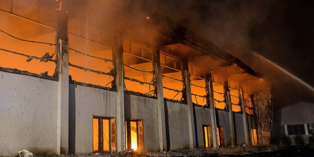 Brennende Turnhalle in Nauen