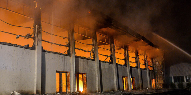 Blick am 25.08.2015 auf die brennende Sporthalle in Nauen, Brandenburg. Blick am 25.08.2015 auf die brennende Sporthalle in Nauen, Brandenburg.