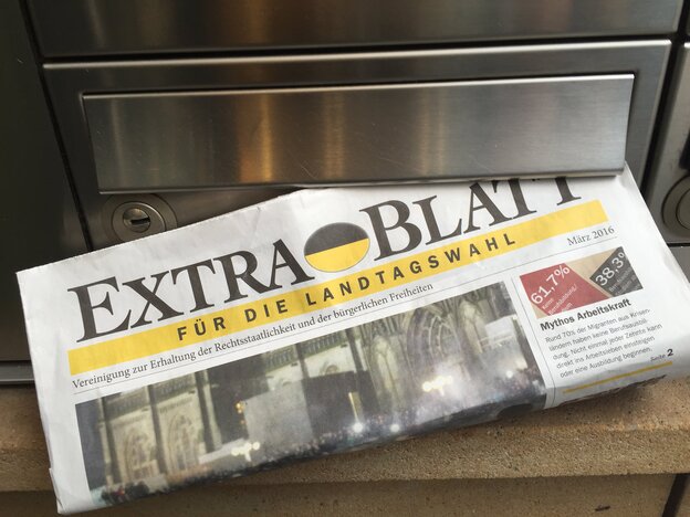 Ein zeitungsähnliches Blatt steckt in einem Briefkasten, darauf die Aufschrift: Extra-Blatt. Ein zeitungsähnliches Blatt steckt in einem Briefkasten, darauf die Aufschrift: Extra-Blatt.