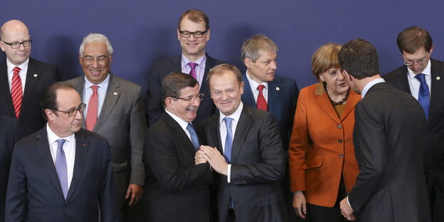 EU-Türkei-Gipfel in Brüssel: Die Staatsführer stellen sich der Presse.en türkischen Ministerpräsidenten Ahmet Davutoğlu inmitten der europäischen KollegInnen EU-Türkei-Gipfel in Brüssel: Die Staatsführer stellen sich der Presse.en türkischen Ministerpräsidenten Ahmet Davutoğlu inmitten der europäischen KollegInnen