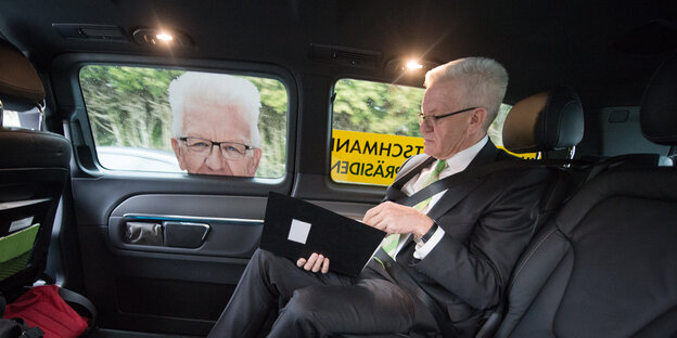 Ein Mann sitzt im Auto. Ein Mann sitzt im Auto.