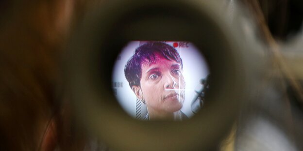 Durch ein Kameraobjektiv ist das Gesicht von Frauke Petry zu sehen Durch ein Kameraobjektiv ist das Gesicht von Frauke Petry zu sehen