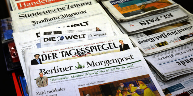 Zeitungen liegen auf einem Tisch Zeitungen liegen auf einem Tisch