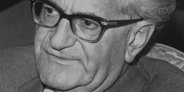 Fritz Bauer mit Hornbrille guckt rechts aus dem Bild Fritz Bauer mit Hornbrille guckt rechts aus dem Bild