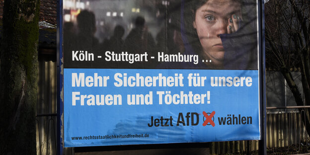 ein Wahlplakat, darauf der Spruch: Mehr Sicherheit für unsere Frauen und Töchter ein Wahlplakat, darauf der Spruch: Mehr Sicherheit für unsere Frauen und Töchter