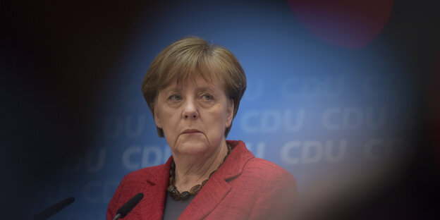 Frau Merkel umgeben von Schatten. Frau Merkel umgeben von Schatten.