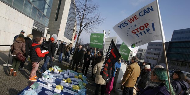 Demonstranten mit Infomaterial und Schildern