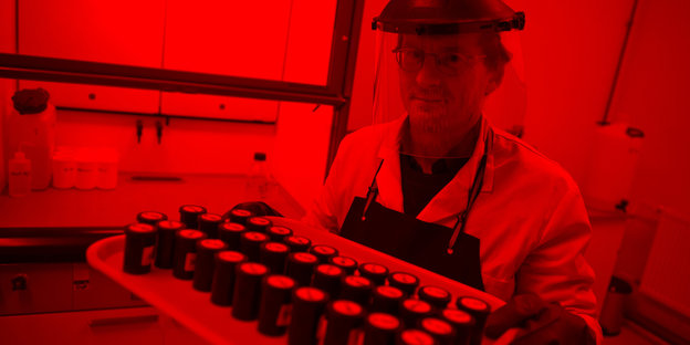 Forscher im Labor unter Rotlicht Forscher im Labor unter Rotlicht