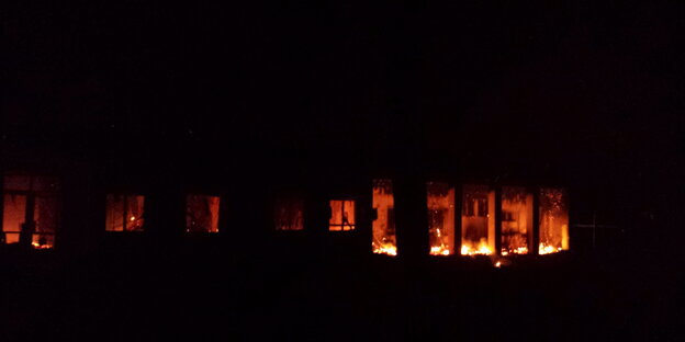 Druch die Fenster ist ein Feuer zu sehen Druch die Fenster ist ein Feuer zu sehen