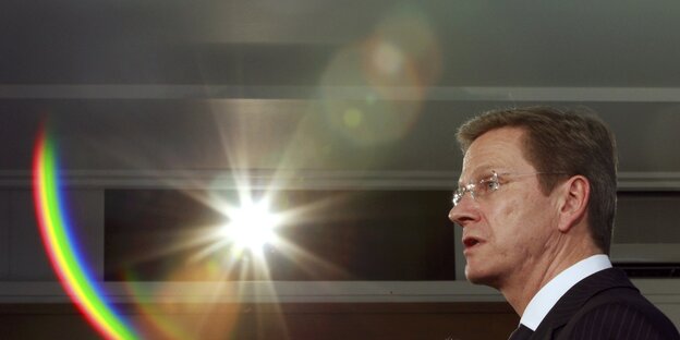 Guide Westerwelle, im Hintergrund spiegelt sich der Blitz der Kamera Guide Westerwelle, im Hintergrund spiegelt sich der Blitz der Kamera