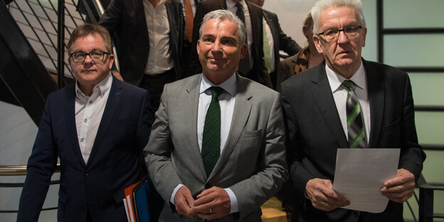 Guido Wolf, Thomas Strobl und Winfried Kretschmann sind im Begriff, ein Statement abzugeben Guido Wolf, Thomas Strobl und Winfried Kretschmann sind im Begriff, ein Statement abzugeben
