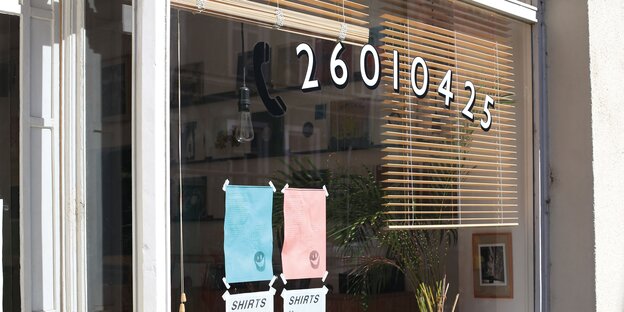 Fensterscheibe eines Ladengeschäfts Fensterscheibe eines Ladengeschäfts