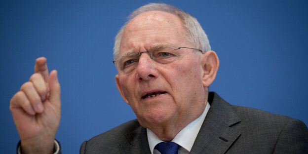 Wolfgang Schäuble mit erhobener Hand Wolfgang Schäuble mit erhobener Hand