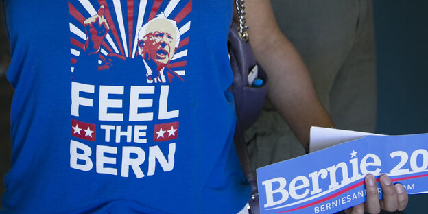 Ein T-Shirt mit dem Spruch "Feel the Bern" und einem Bild von Bernie Sanders Ein T-Shirt mit dem Spruch "Feel the Bern" und einem Bild von Bernie Sanders