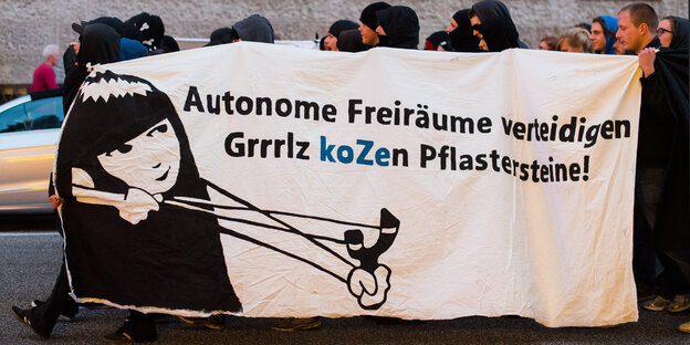 Menschen tragen ein Transparent mit der Aufschrift "Autonome Freiräume verteidigen - Grrrlz koZen Pflastersteine" Menschen tragen ein Transparent mit der Aufschrift "Autonome Freiräume verteidigen - Grrrlz koZen Pflastersteine"