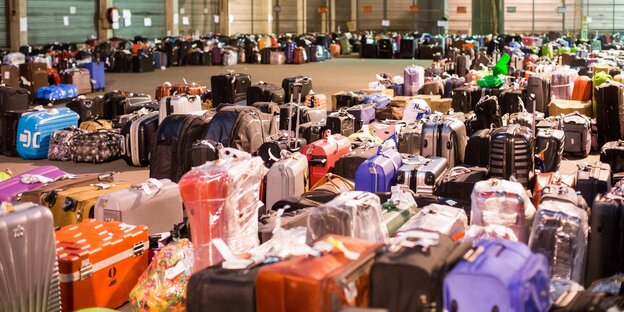 Koffer und Reisetaschen stehen in einer Halle Koffer und Reisetaschen stehen in einer Halle