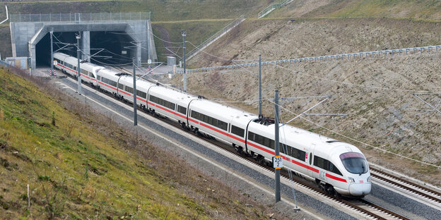 Ein ICE der Deutschen Bahn fährt aus einem Tunnel raus Ein ICE der Deutschen Bahn fährt aus einem Tunnel raus