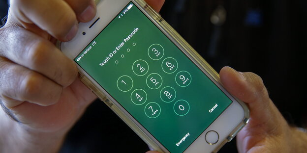 Der grüne Sperrbildschirm eines iPhones mit Nummernblock Der grüne Sperrbildschirm eines iPhones mit Nummernblock