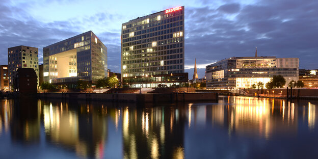 Das Spiegel-Hochhaus in Hamburg vor abendlichen Himmel Das Spiegel-Hochhaus in Hamburg vor abendlichen Himmel