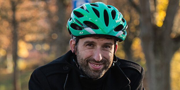 ein Mann mit einem grünen Fahrradhelm ein Mann mit einem grünen Fahrradhelm