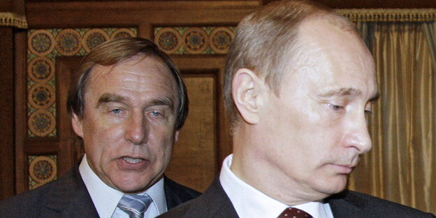 Cellist Sergej Roldugin mit Russlands Präsident Wladimir Putin im Jahr 2009. Cellist Sergej Roldugin mit Russlands Präsident Wladimir Putin im Jahr 2009.
