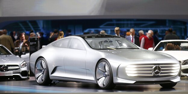 Futuristisch wirkendes Auto auf einer Bühne Futuristisch wirkendes Auto auf einer Bühne