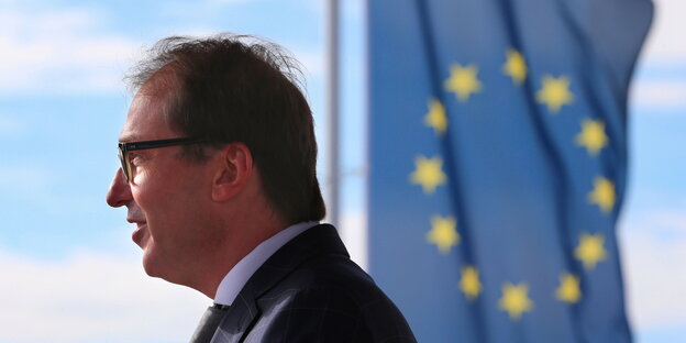 Ein Mann, Alexander Dobrindt, im Profil vor einer Europafahne Ein Mann, Alexander Dobrindt, im Profil vor einer Europafahne
