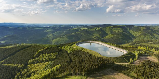 Das Pumpspeicherkraftwerk Rönkhausen in idylischer Berglandschaft Das Pumpspeicherkraftwerk Rönkhausen in idylischer Berglandschaft