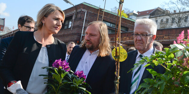 Die Bundesvorsitzende der Grünen, Simone Peter, Fraktionschef Anton Hofreiter und Baden-Württembergs Ministerpräsident Winfried Kretschmann halte Pflanzen in der Hand Die Bundesvorsitzende der Grünen, Simone Peter, Fraktionschef Anton Hofreiter und Baden-Württembergs Ministerpräsident Winfried Kretschmann halte Pflanzen in der Hand