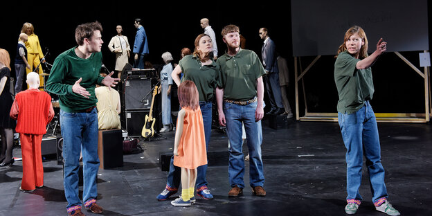 Diskutierend stehen die vier Darsteller auf der Theaterbühne Diskutierend stehen die vier Darsteller auf der Theaterbühne