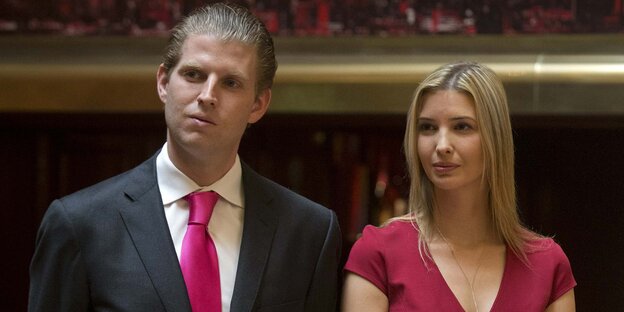 Eric und Ivanka Trump stehen nebeneinander Eric und Ivanka Trump stehen nebeneinander