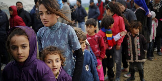 Kinder stehen aufgereiht in Idomeni