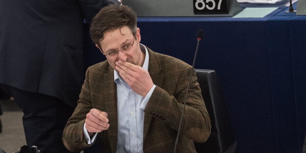 Marcus Pretzell sitzt in der Abgeordnetenbank und hält sich die Hand vor den Mund Marcus Pretzell sitzt in der Abgeordnetenbank und hält sich die Hand vor den Mund