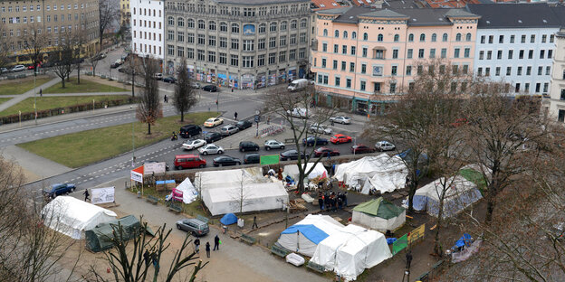 Oranienplatz mit Zelten der Flüchtlinge aus der Vogelperspektive Oranienplatz mit Zelten der Flüchtlinge aus der Vogelperspektive