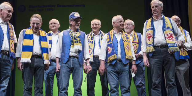 Die Senioren vom "Club der 67er" stehen mit blau-gelben Fanschals auf der Bühne. Die Senioren vom "Club der 67er" stehen mit blau-gelben Fanschals auf der Bühne.