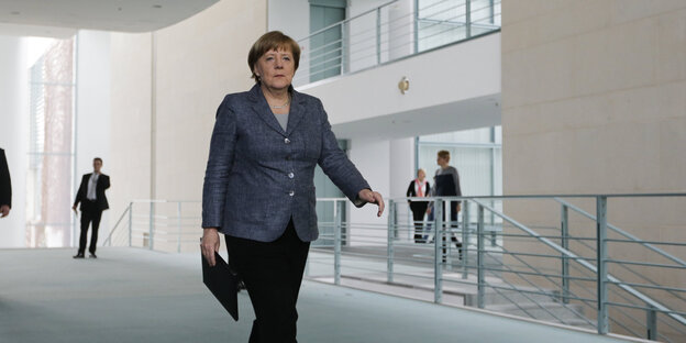 Angela Merkel durch einen Gang im Kanzleramt gehend Angela Merkel durch einen Gang im Kanzleramt gehend