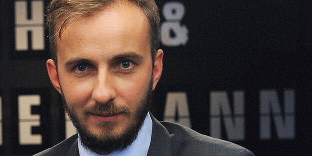 Ein Mann mit Bart. Es ist Jan Böhmermann Ein Mann mit Bart. Es ist Jan Böhmermann