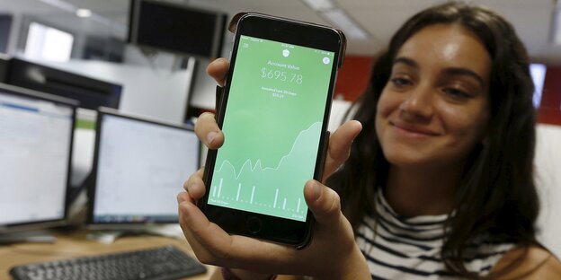 Eine Frau hält ihr Smartphone in die Kamera Eine Frau hält ihr Smartphone in die Kamera
