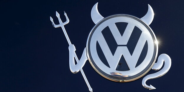 Ein VW-Logo, verziert mit Teufelshörnern, Schwanz und Dreizack Ein VW-Logo, verziert mit Teufelshörnern, Schwanz und Dreizack