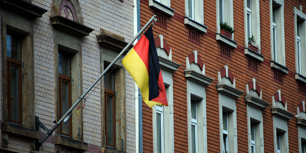 Eine Deutschland-Fahne hängt vor einem Haus in Freital.