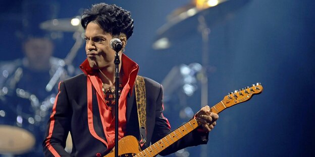 Prince hält eine Gitarre in der Hand. Auftritt in Belgien, 2008 Prince hält eine Gitarre in der Hand. Auftritt in Belgien, 2008