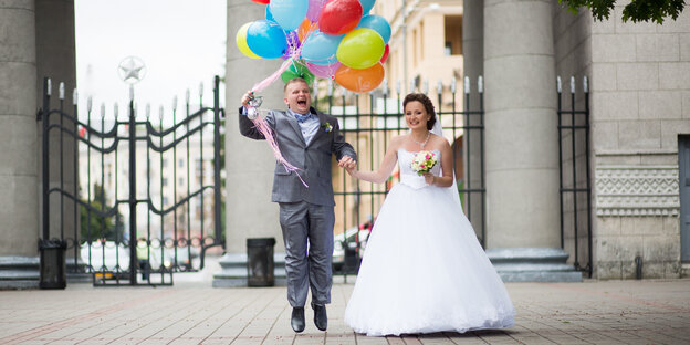 Ein Brautpaar mit bunten Ballons Ein Brautpaar mit bunten Ballons