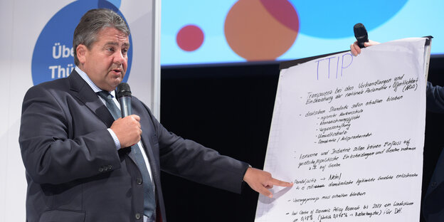 Sigmar Gabriel mit Mikrofon in der Hand erklärt TTIP Sigmar Gabriel mit Mikrofon in der Hand erklärt TTIP