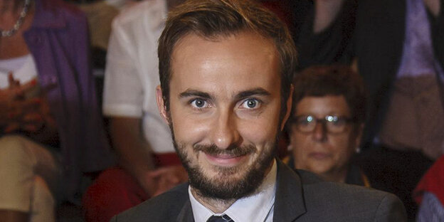 Ein Mann mit Bart. Es ist Jan Böhmermann Ein Mann mit Bart. Es ist Jan Böhmermann