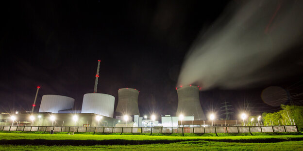 Nachtaufnahme des Atomkraftwerks Grundremmingen