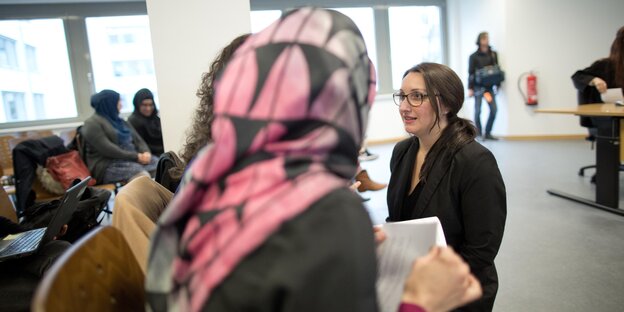 Frauen mit und ohne Kopftuch im Gerichtssaal Frauen mit und ohne Kopftuch im Gerichtssaal