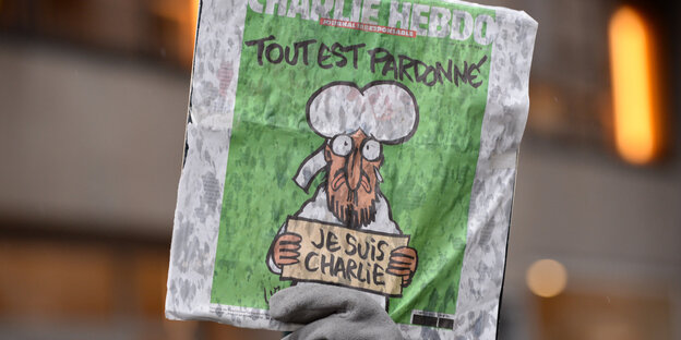 Plakat mit Titelseite der Zeitschrift „Charlie Hebdo“ Plakat mit Titelseite der Zeitschrift „Charlie Hebdo“