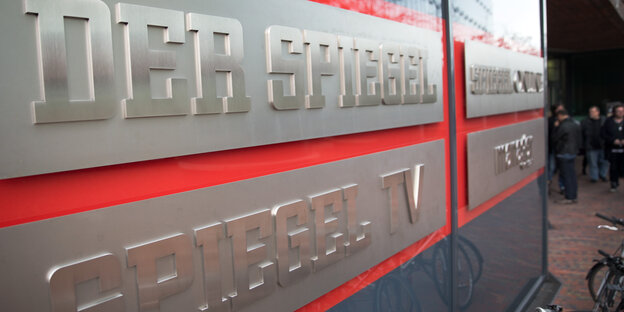 Großes Schild mit der Aufschrift „Der Spiegel“ und „Spiegel TV“ Großes Schild mit der Aufschrift „Der Spiegel“ und „Spiegel TV“
