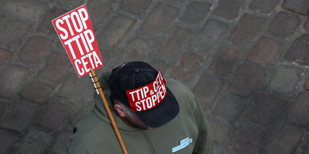 Ein Demonstrant mit „Stop TTIP“-Schild Ein Demonstrant mit „Stop TTIP“-Schild