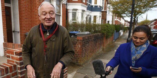 Ken Livingstone, neben im eine Journalistin mit einem Außenmikrofon Ken Livingstone, neben im eine Journalistin mit einem Außenmikrofon
